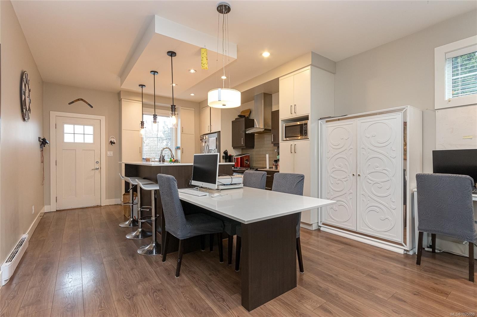 #5-3903 Douglas St, Saanich, BC