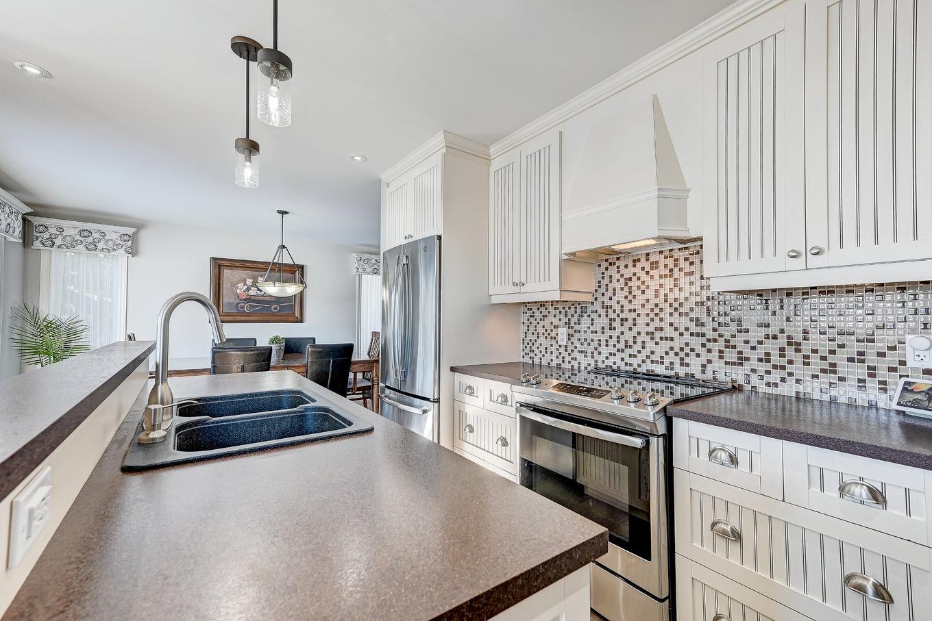 Kitchen - 1573 Rue Michel-Levasseur, Chambly, QC - Indoor Photo Showing Kitchen With Double Sink With Upgraded Kitchen