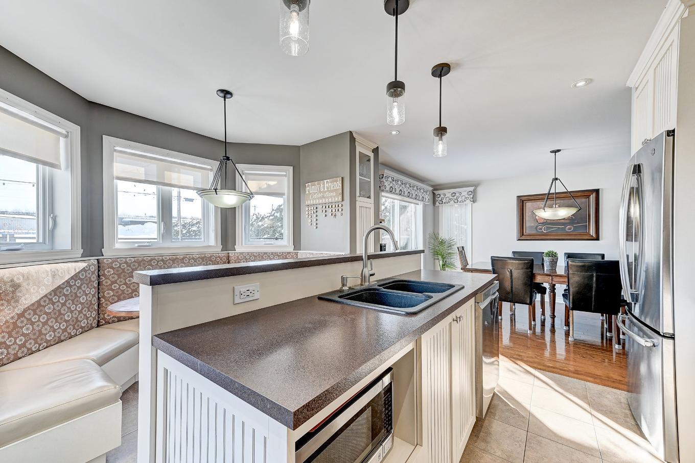 Kitchen - 1573 Rue Michel-Levasseur, Chambly, QC - Indoor Photo Showing Kitchen With Double Sink With Upgraded Kitchen