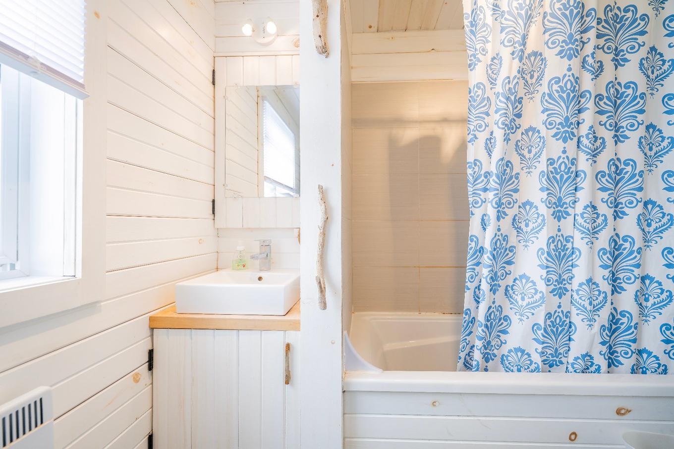 Bathroom - 723 Route 199, Les Îles-De-La-Madeleine, QC - Indoor Photo Showing Bathroom