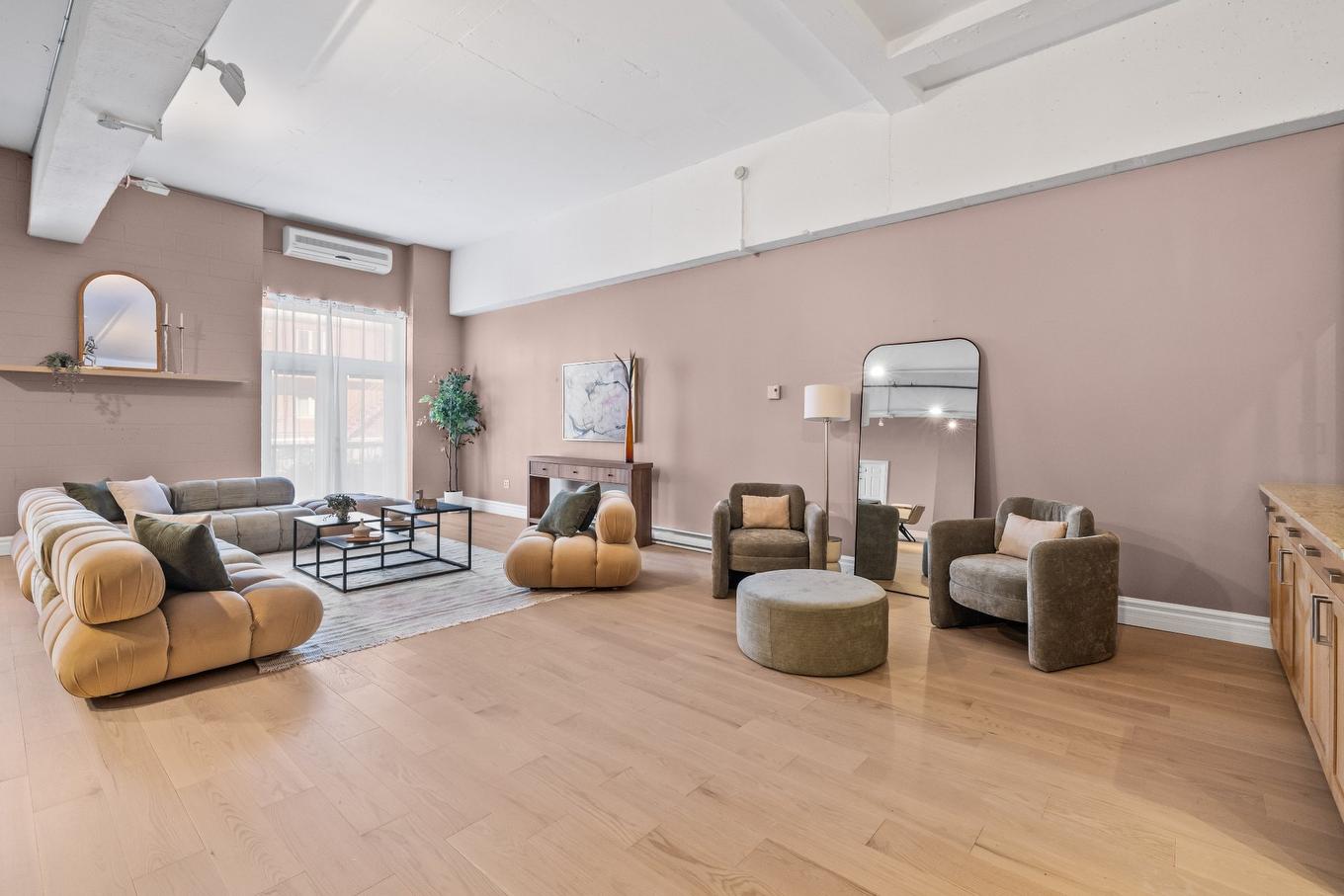 Salon - 227-2801 Rue Du Centre, Montréal (Le Sud-Ouest), QC - Indoor