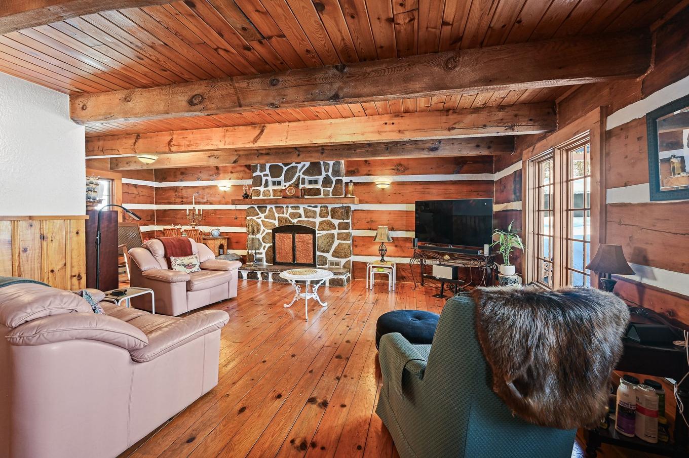 Salon - 14 2E Rue Du Domaine-Bavarois, Saint-Sauveur, QC - Indoor