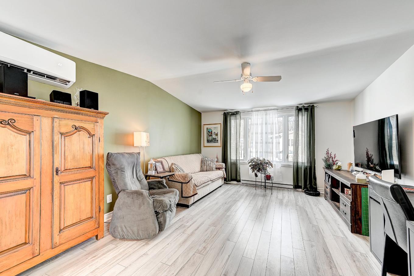 Living room - 213 Rue De La Nacelle, Saint-Jean-Sur-Richelieu, QC - Indoor Photo Showing Living Room