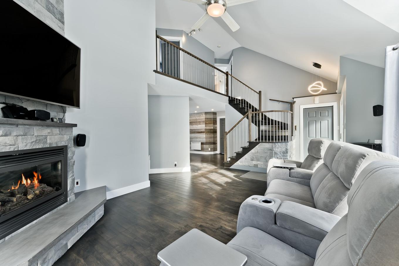 Living room - 170 Rue Jean, Saint-Jean-Sur-Richelieu, QC - Indoor Photo Showing Living Room With Fireplace