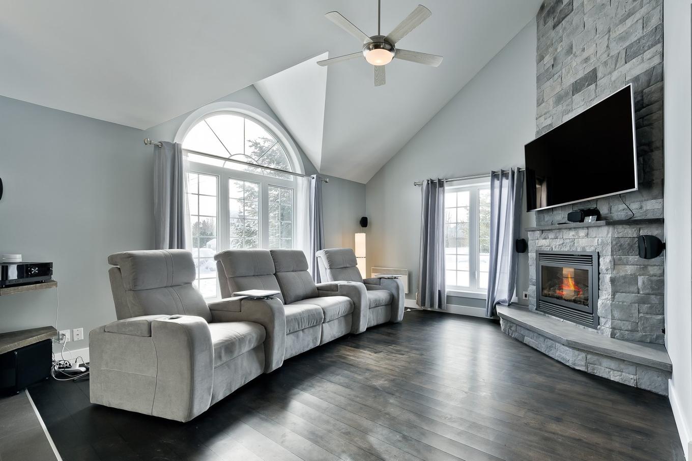 Living room - 170 Rue Jean, Saint-Jean-Sur-Richelieu, QC - Indoor Photo Showing Living Room With Fireplace