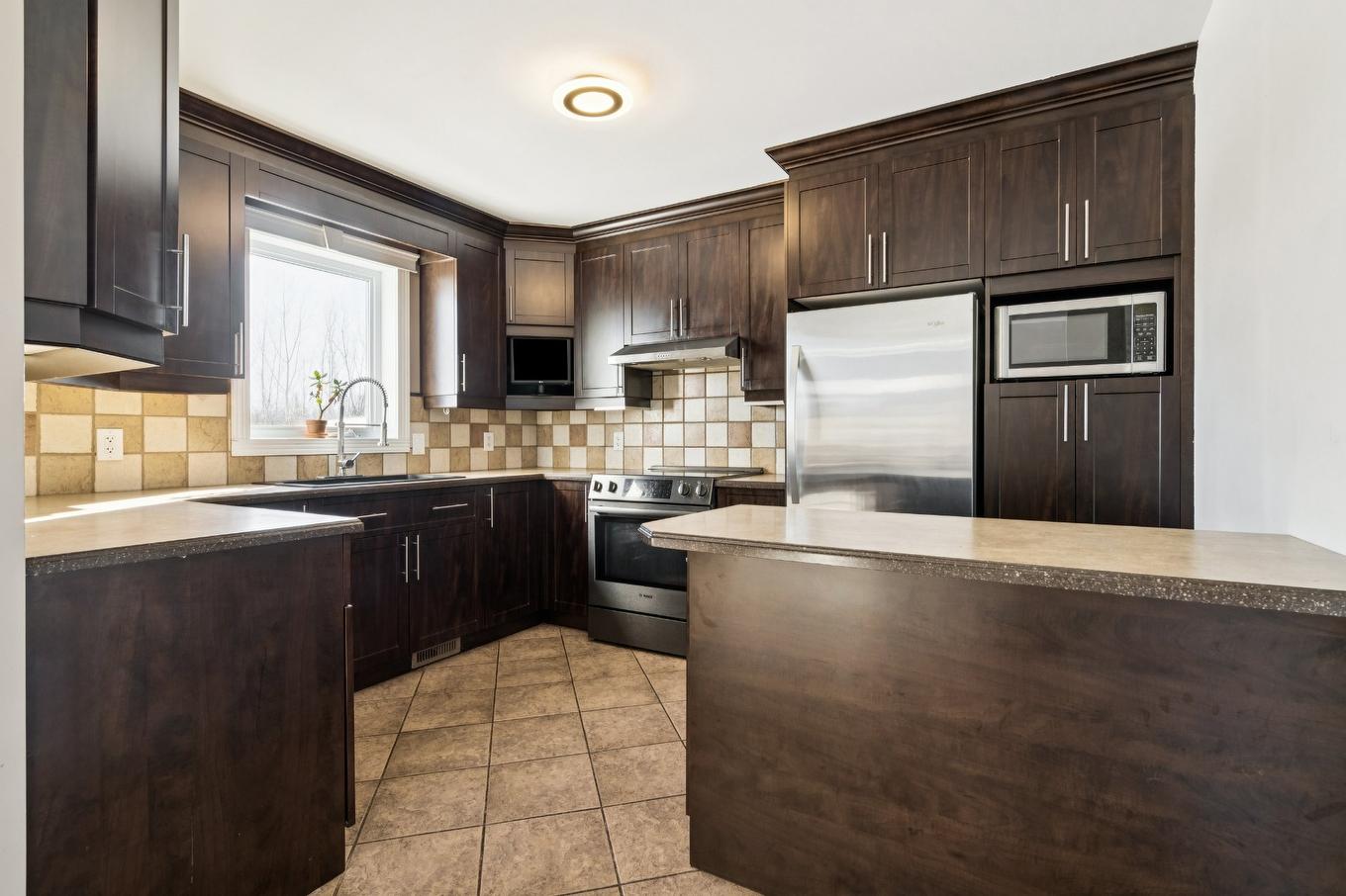 Cuisine - 2315 Boul. Mountainview, Longueuil (Saint-Hubert), QC - Indoor Photo Showing Kitchen With Upgraded Kitchen