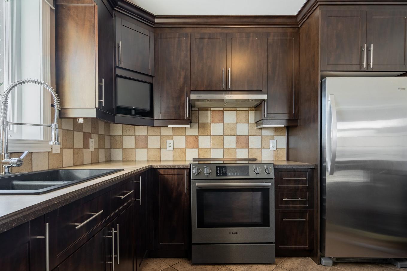 Cuisine - 2315 Boul. Mountainview, Longueuil (Saint-Hubert), QC - Indoor Photo Showing Kitchen With Double Sink