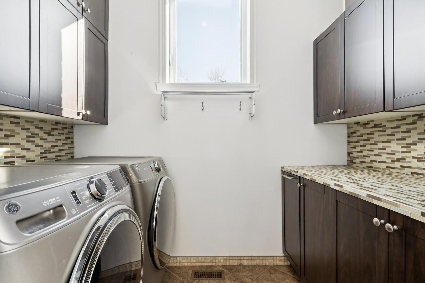 Salle de lavage - 2315 Boul. Mountainview, Longueuil (Saint-Hubert), QC - Indoor Photo Showing Laundry Room