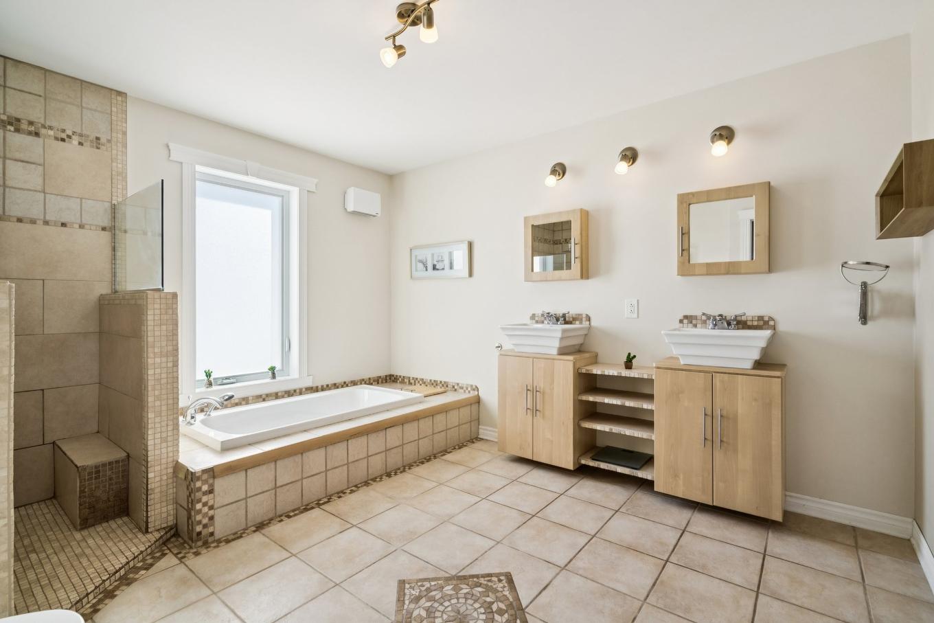 Salle de bains - 2315 Boul. Mountainview, Longueuil (Saint-Hubert), QC - Indoor Photo Showing Bathroom