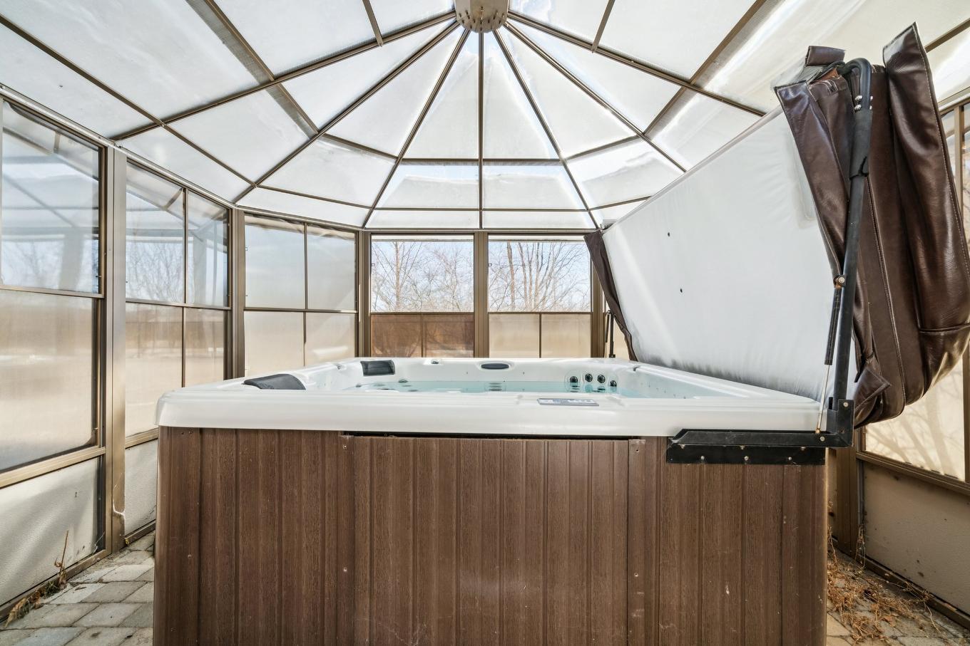 Spa - 2315 Boul. Mountainview, Longueuil (Saint-Hubert), QC - Indoor