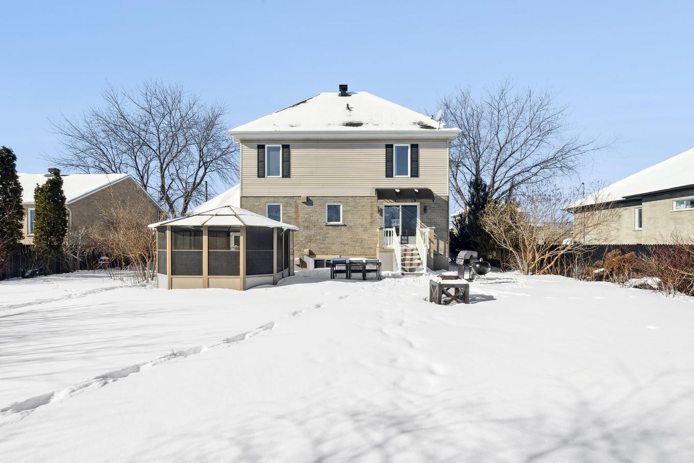 Cour - 2315 Boul. Mountainview, Longueuil (Saint-Hubert), QC - Outdoor