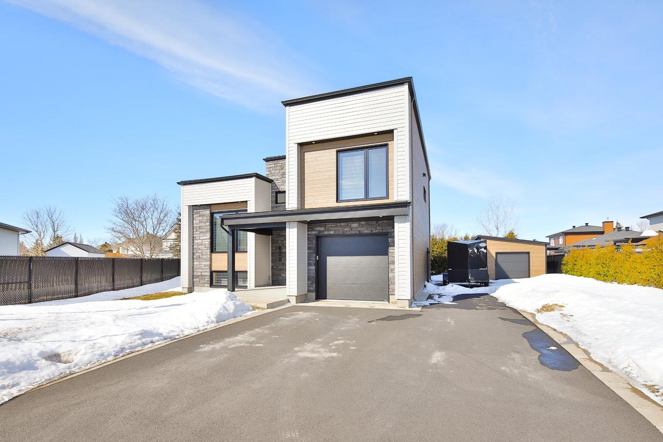 Stationnement - 628 Rue Théodore-Béchard, Saint-Jean-Sur-Richelieu, QC - Outdoor