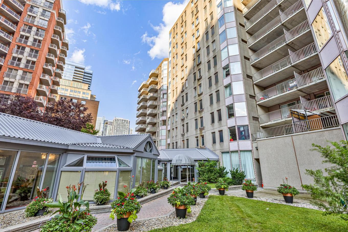 Aerial photo - 851-1055 Rue St-Mathieu, Montréal (Ville-Marie), QC - Outdoor With Facade