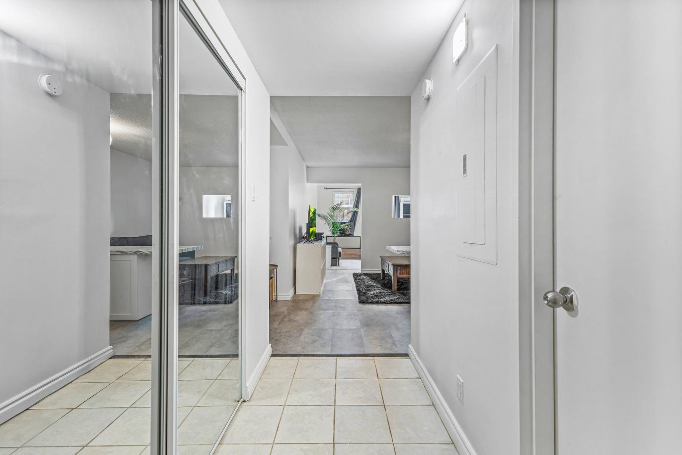 Hall - 851-1055 Rue St-Mathieu, Montréal (Ville-Marie), QC - Indoor