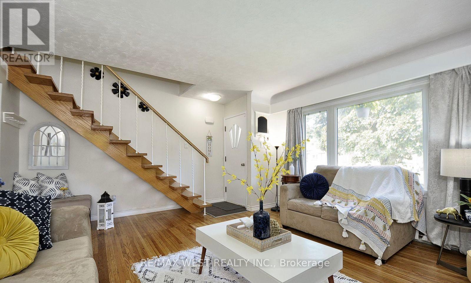 442 Highland Road E, Kitchener, ON - Indoor Photo Showing Living Room