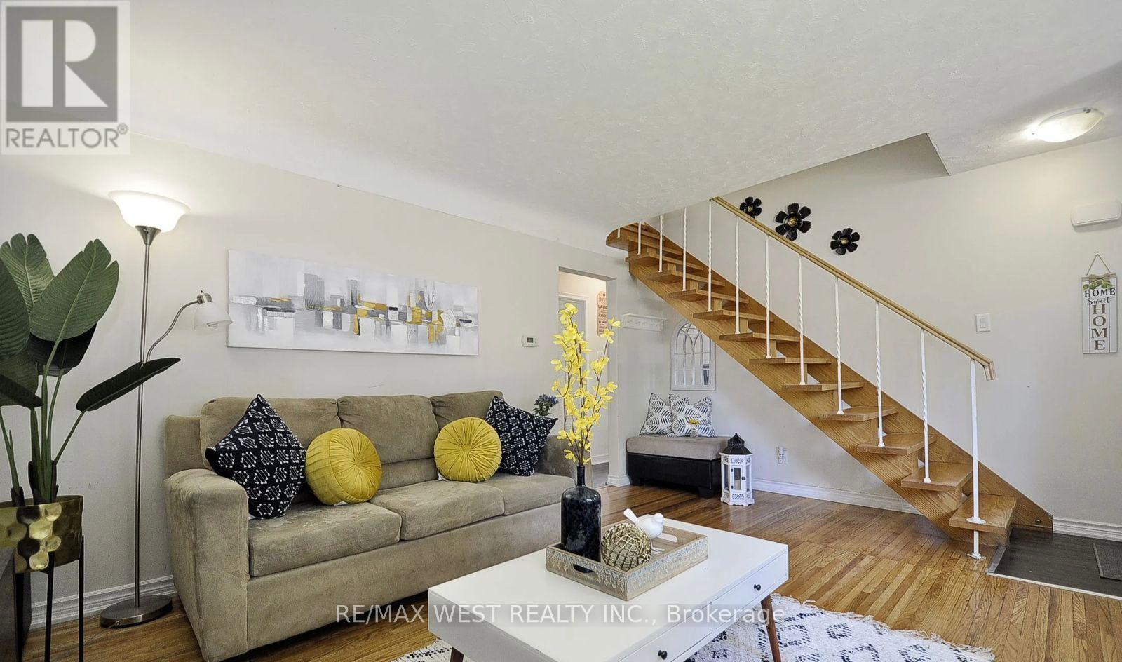 442 Highland Road E, Kitchener, ON - Indoor Photo Showing Living Room