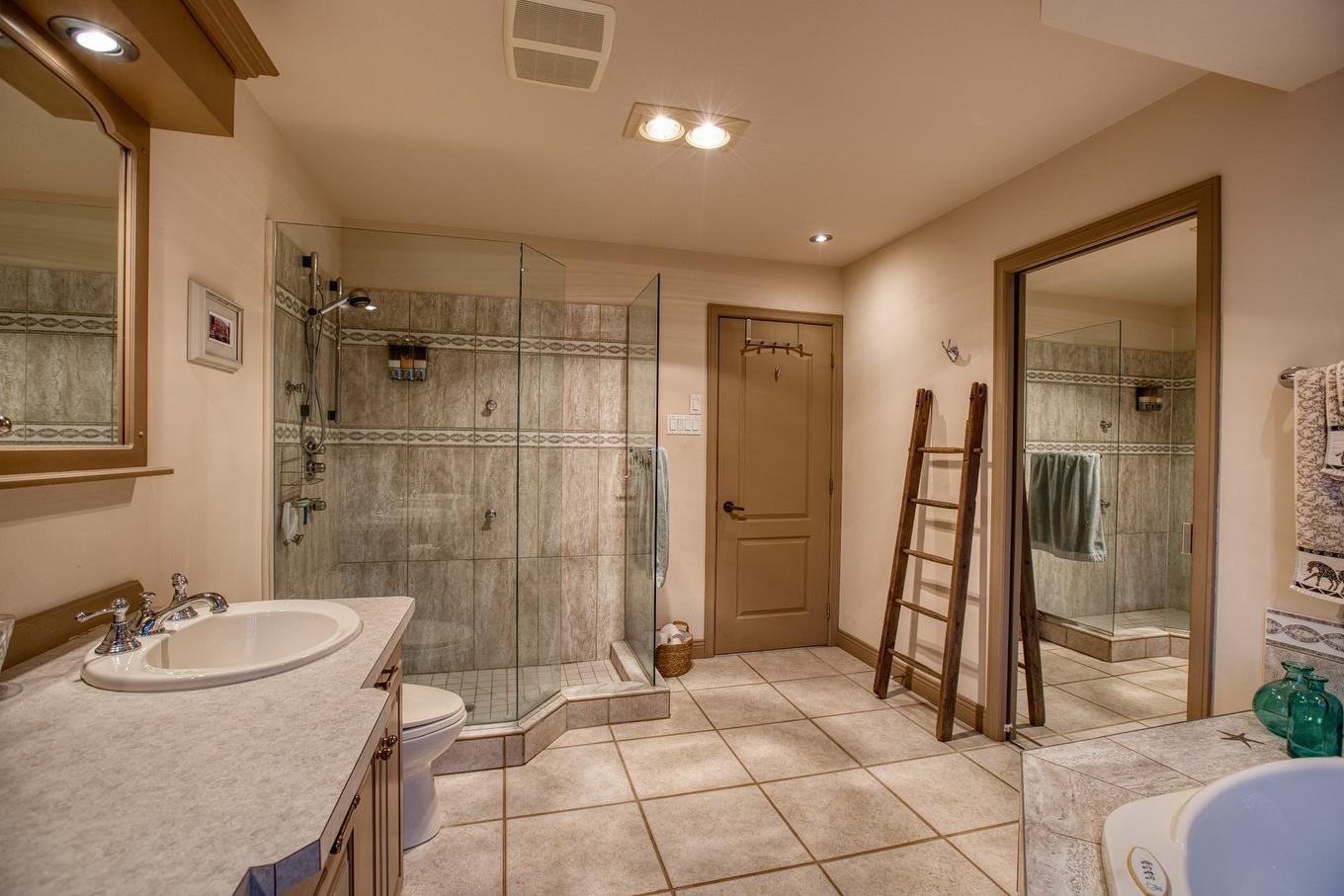 Salle de bains attenante à la CCP - 39 Rue Tracy, Saint-Hippolyte, QC - Indoor Photo Showing Bathroom