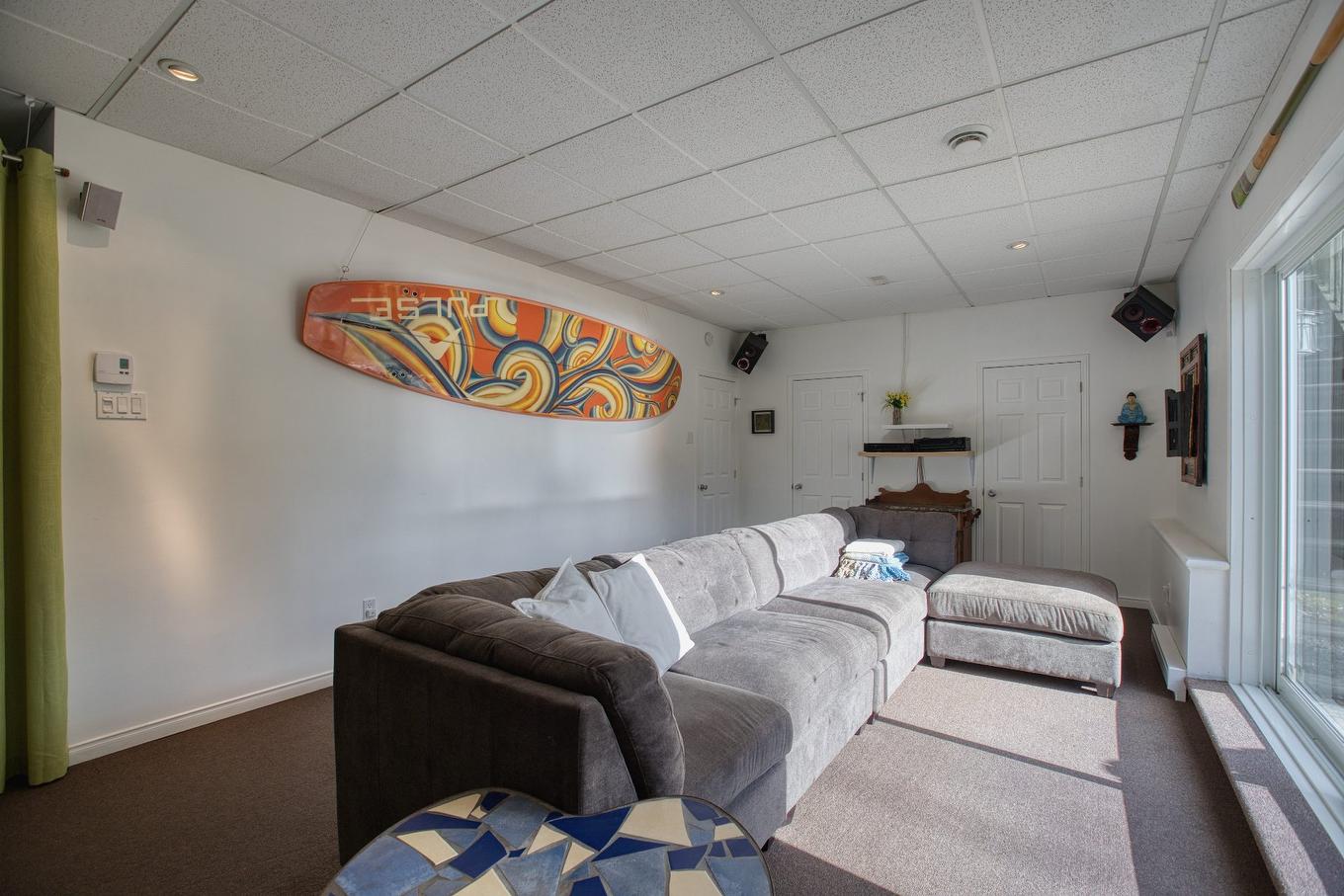 Salon - 39 Rue Tracy, Saint-Hippolyte, QC - Indoor