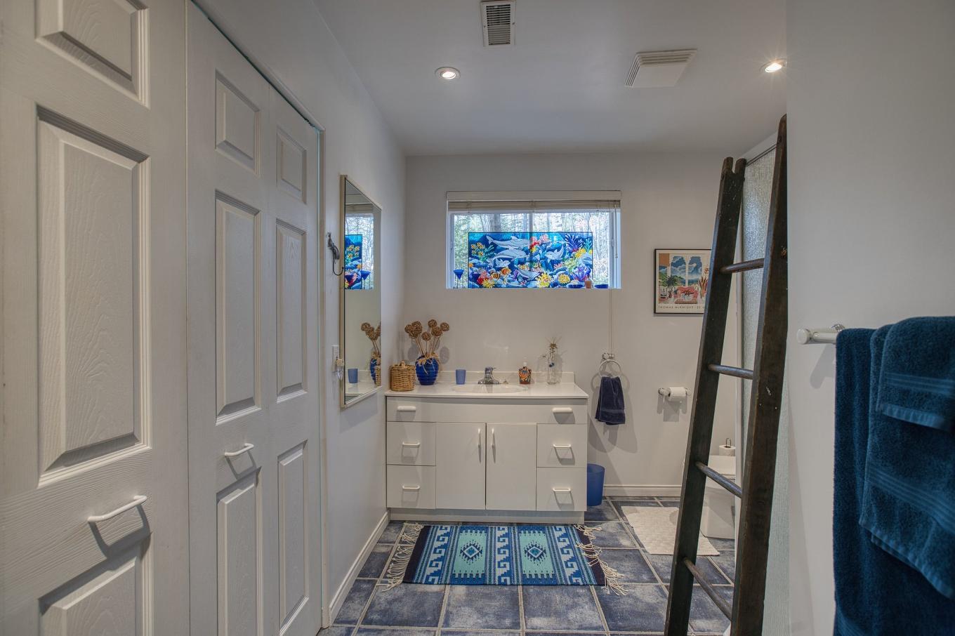 Salle de bains - 39 Rue Tracy, Saint-Hippolyte, QC - Indoor Photo Showing Other Room