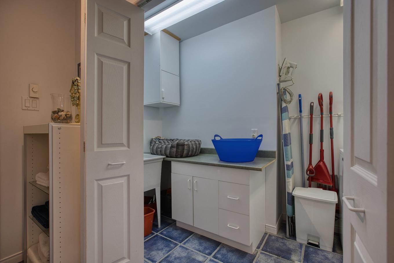 Salle de lavage - 39 Rue Tracy, Saint-Hippolyte, QC - Indoor Photo Showing Other Room