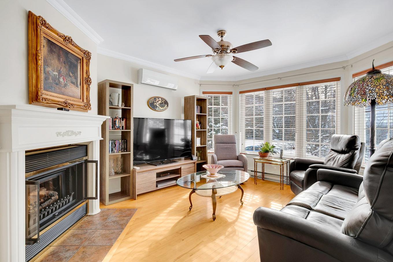 Salon - 80 Av. De La Vallée, Saint-Sauveur, QC - Indoor Photo Showing Living Room With Fireplace