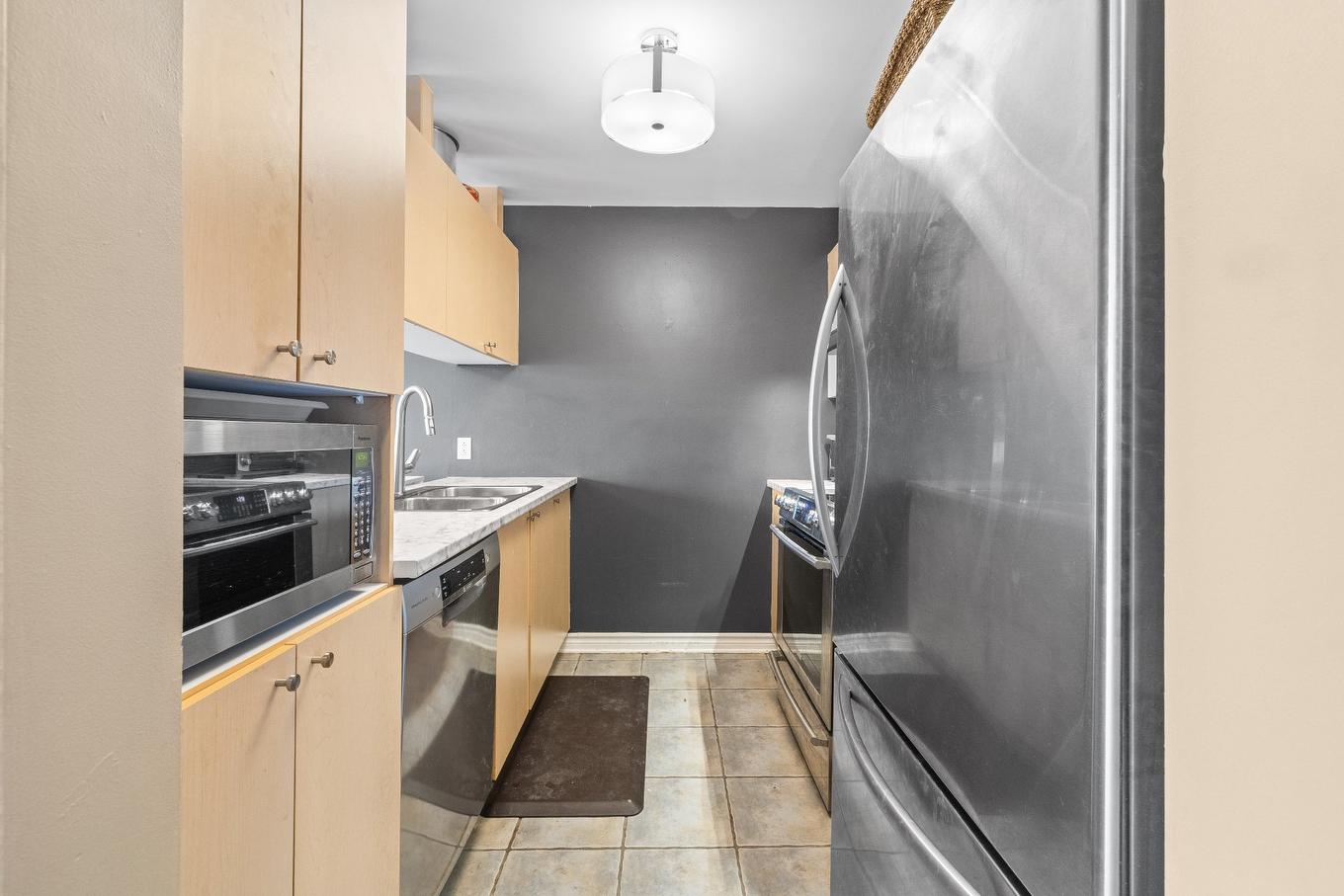 Kitchen - 104-10300 Av. Larose, Montréal (Ahuntsic-Cartierville), QC - Indoor Photo Showing Kitchen With Double Sink