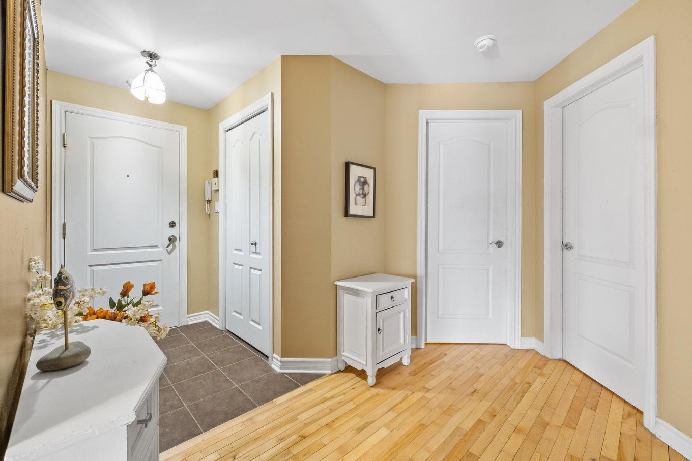 Hall - 104-10300 Av. Larose, Montréal (Ahuntsic-Cartierville), QC - Indoor Photo Showing Other Room