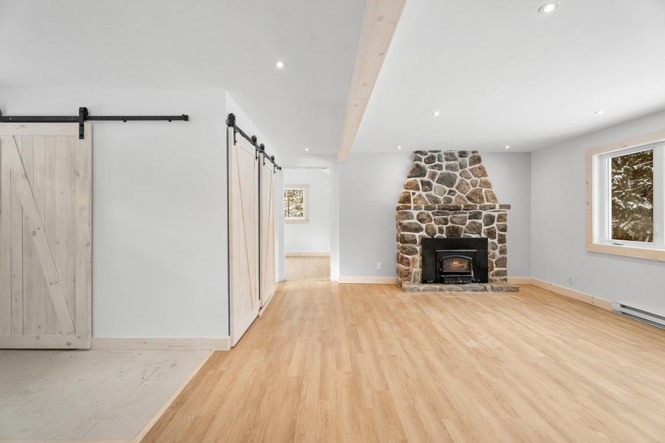 Salon - 31 Ch. Du Domaine-Roger, Lac-Supérieur, QC - Indoor Photo Showing Living Room With Fireplace
