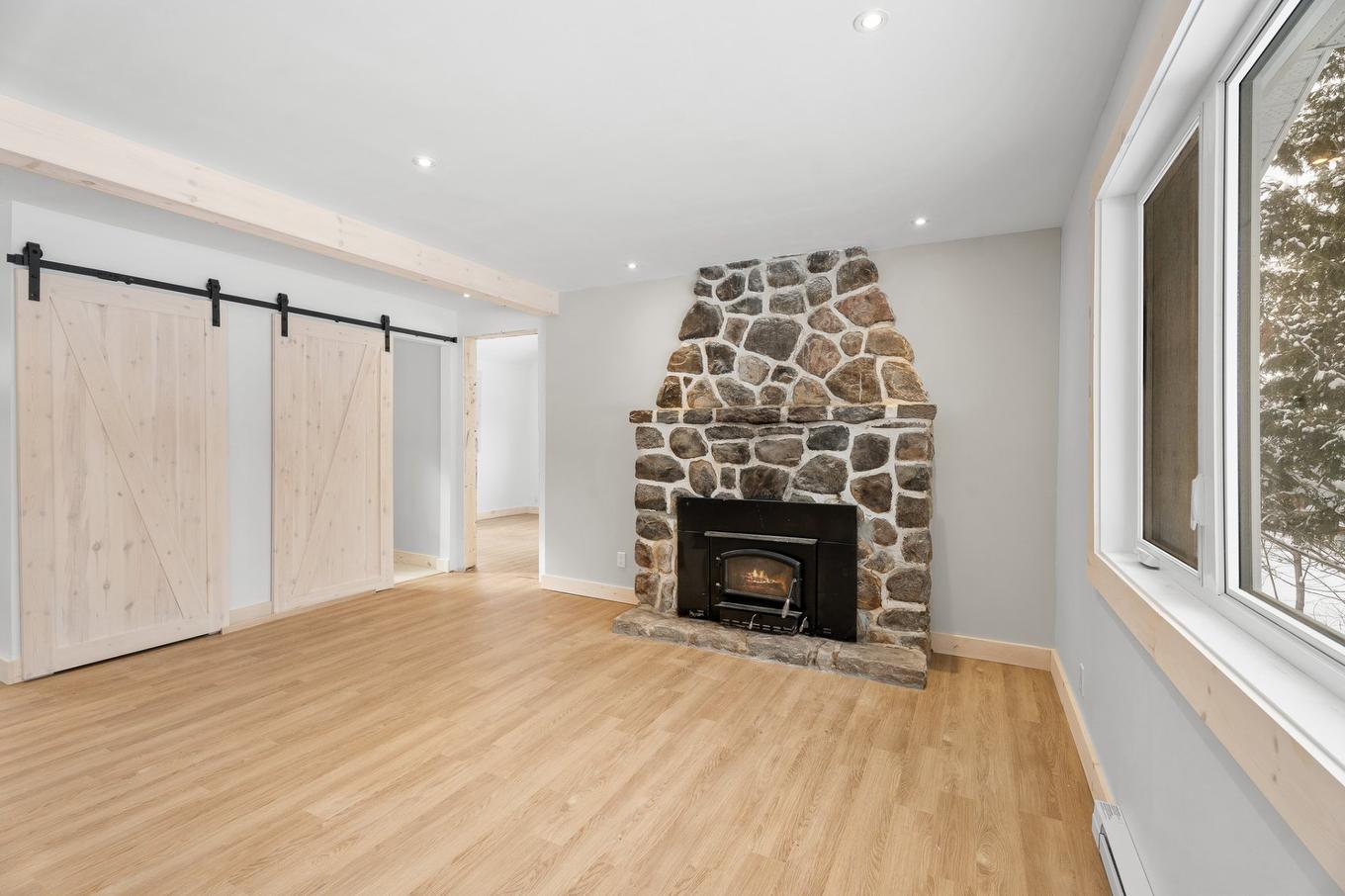 Salon - 31 Ch. Du Domaine-Roger, Lac-Supérieur, QC - Indoor Photo Showing Living Room With Fireplace