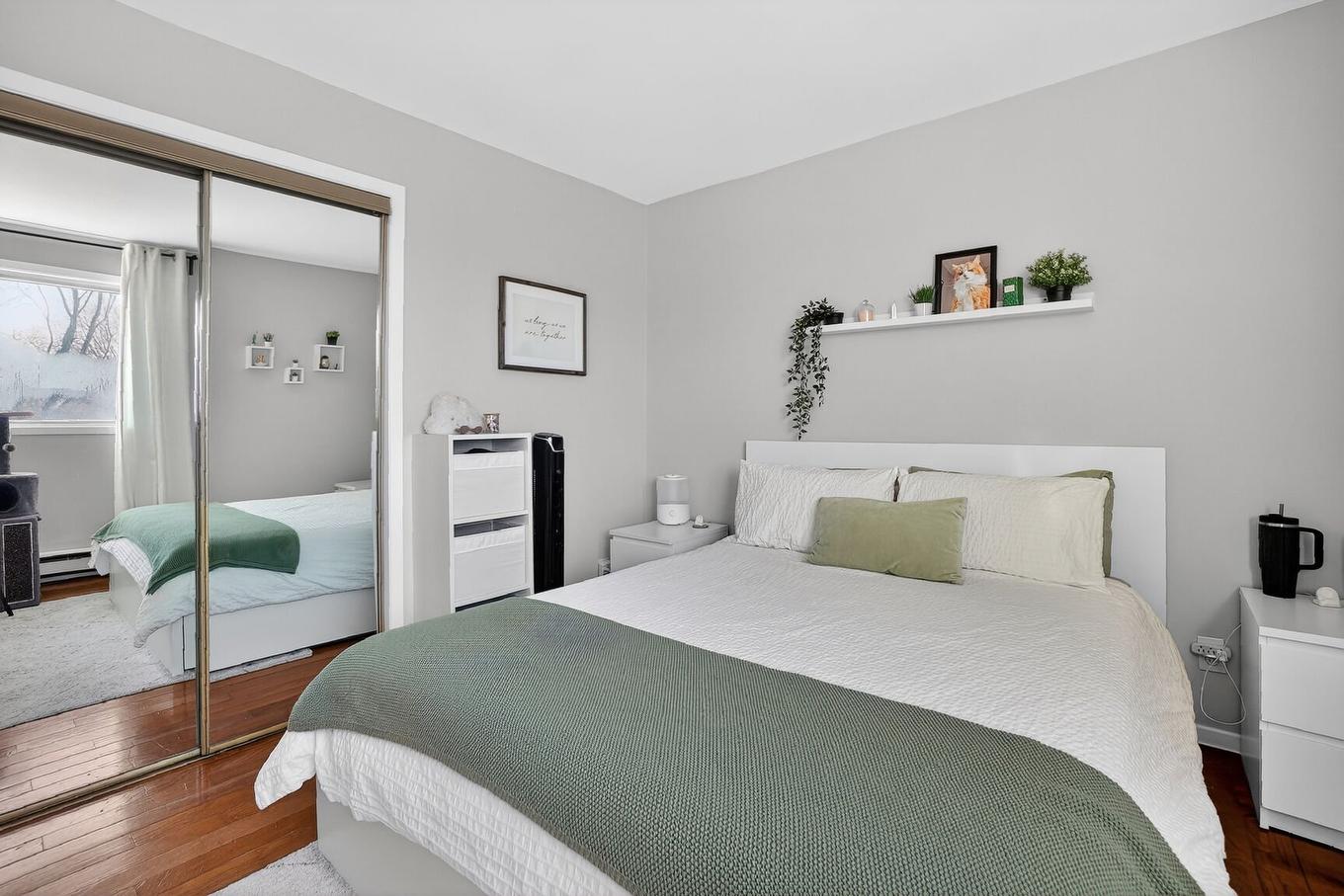 Chambre à coucher principale - 12-500 Rue Ste-Hélène, Longueuil (Le Vieux-Longueuil), QC - Indoor Photo Showing Bedroom