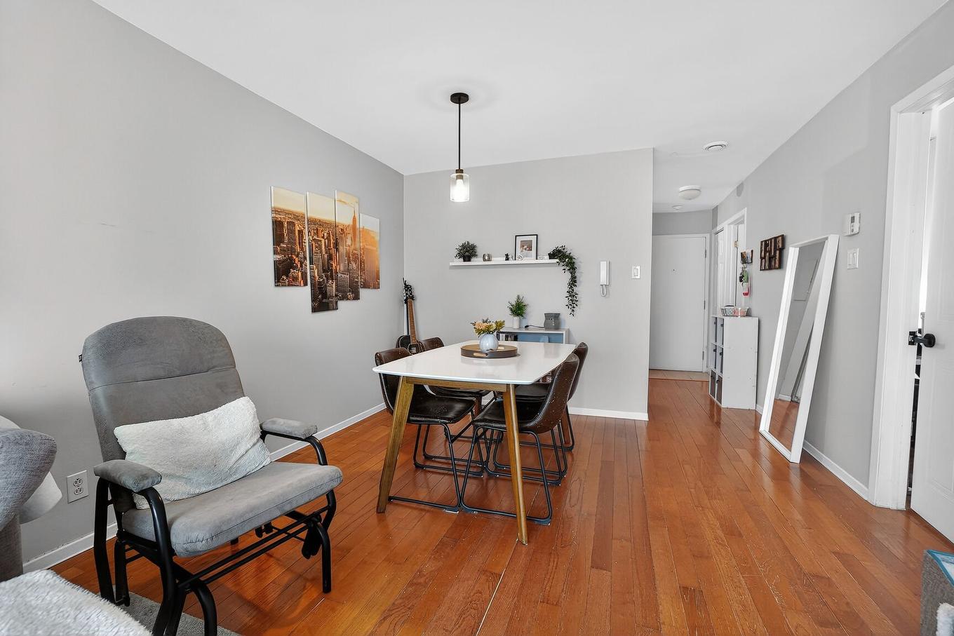 Salon - 12-500 Rue Ste-Hélène, Longueuil (Le Vieux-Longueuil), QC - Indoor