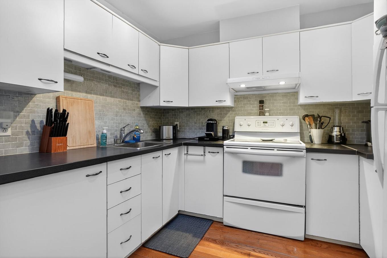 Cuisine - 12-500 Rue Ste-Hélène, Longueuil (Le Vieux-Longueuil), QC - Indoor Photo Showing Kitchen