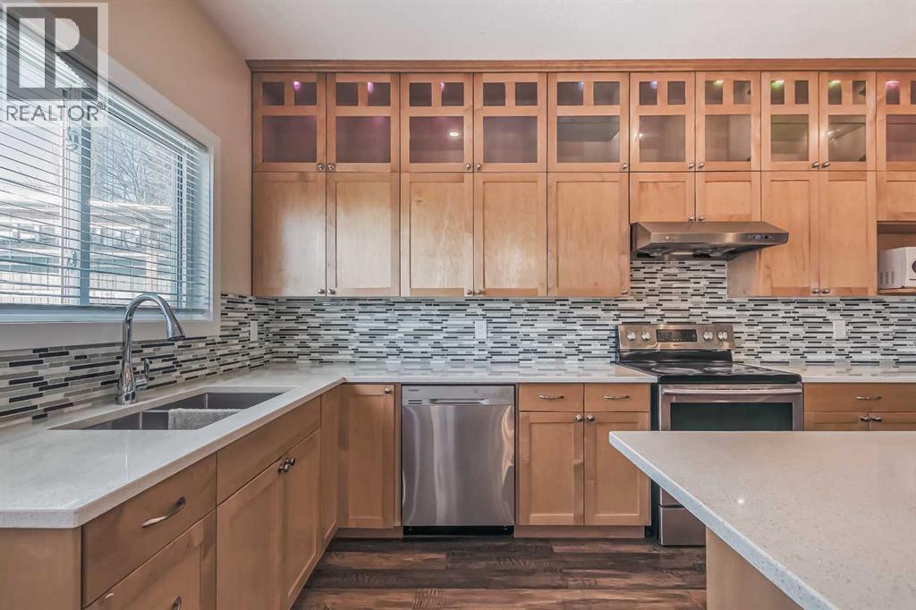 23 Cheltenham Road Nw, Calgary, AB - Indoor Photo Showing Kitchen With Double Sink With Upgraded Kitchen