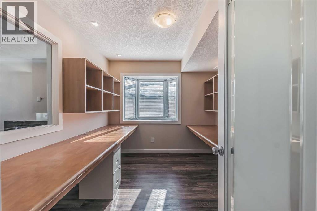 23 Cheltenham Road Nw, Calgary, AB - Indoor Photo Showing Other Room