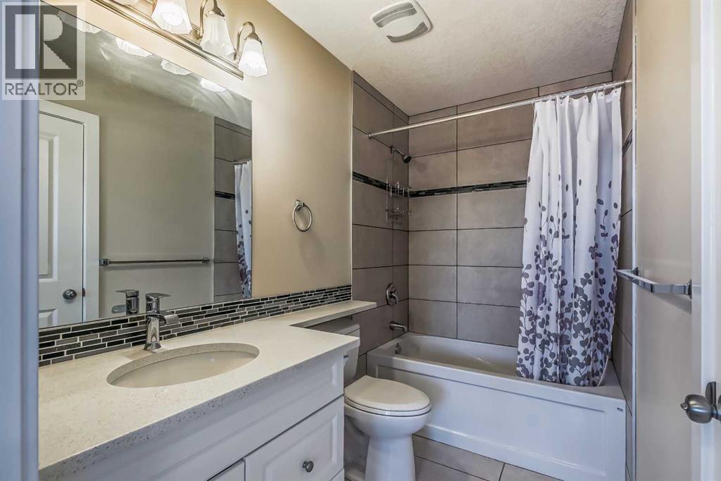 23 Cheltenham Road Nw, Calgary, AB - Indoor Photo Showing Bathroom