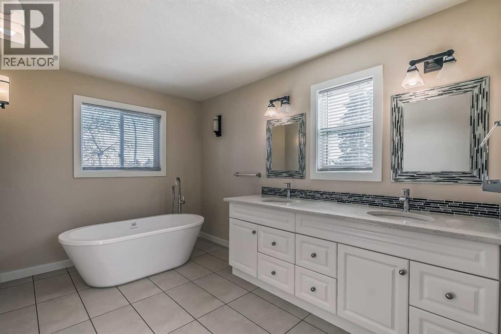 23 Cheltenham Road Nw, Calgary, AB - Indoor Photo Showing Bathroom