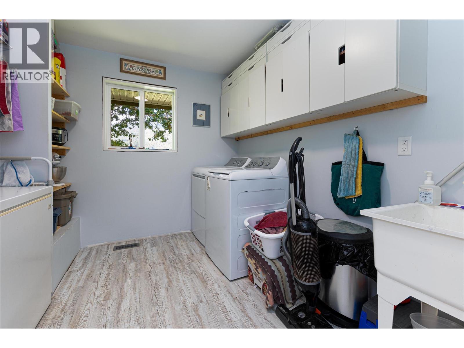 414 Mallory Road, Enderby, BC - Indoor Photo Showing Laundry Room
