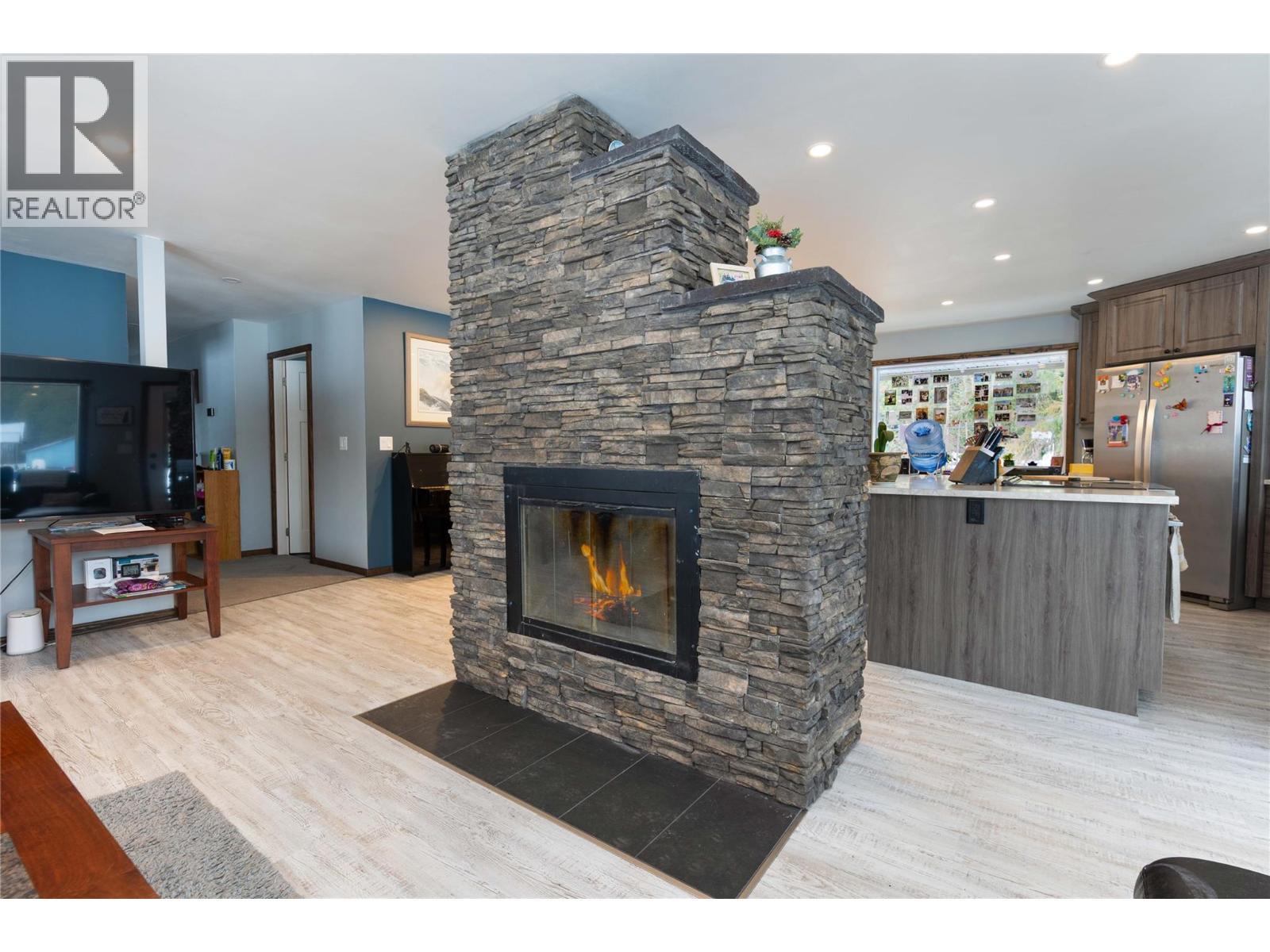 414 Mallory Road, Enderby, BC - Indoor Photo Showing Living Room With Fireplace