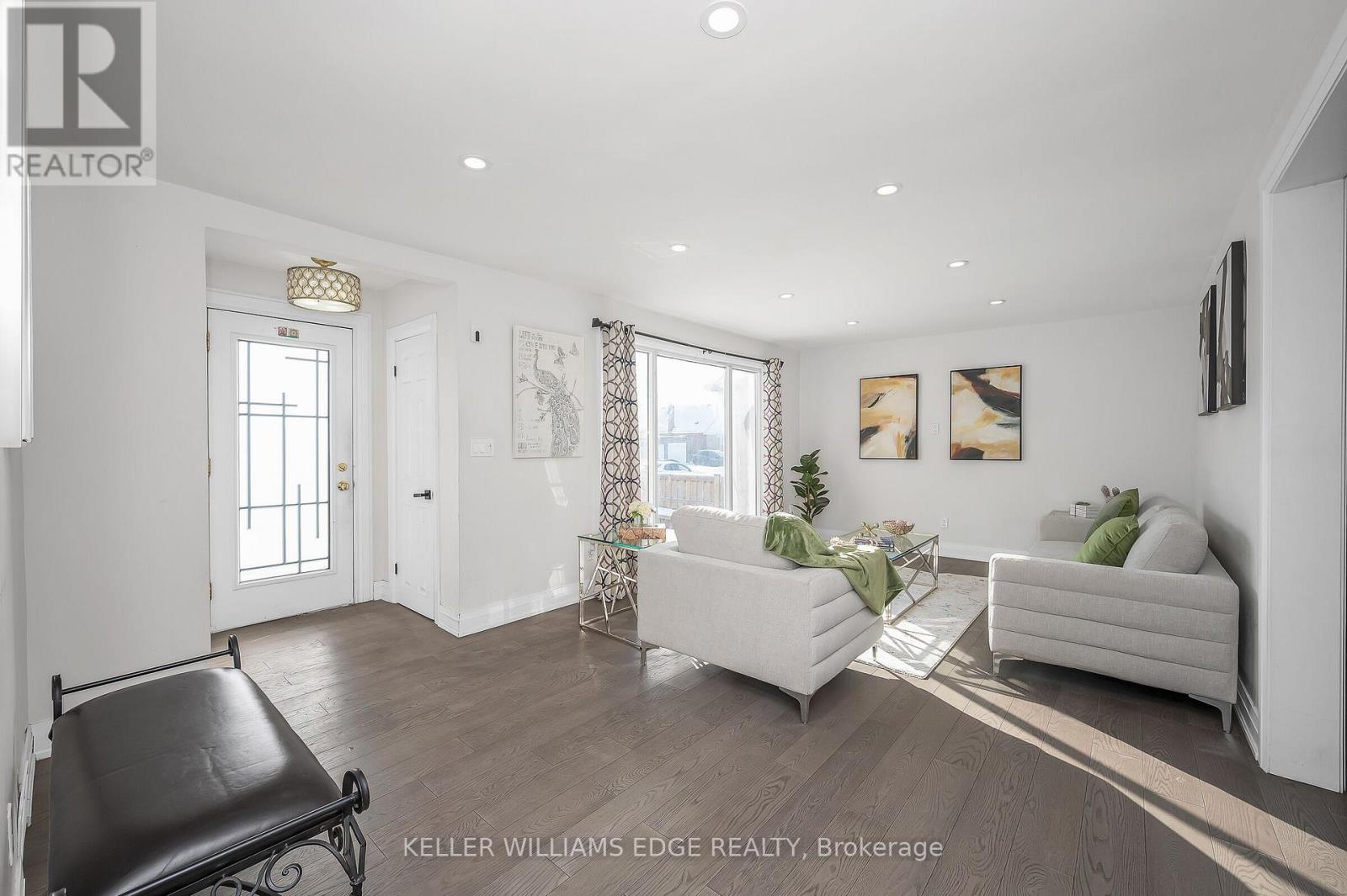 60 West 1St Street, Hamilton, ON - Indoor Photo Showing Living Room