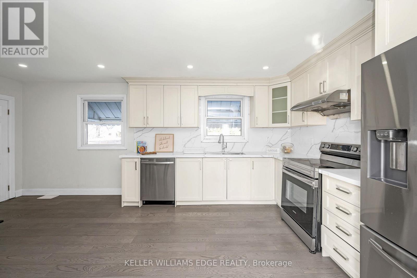 60 West 1St Street, Hamilton, ON - Indoor Photo Showing Kitchen With Stainless Steel Kitchen