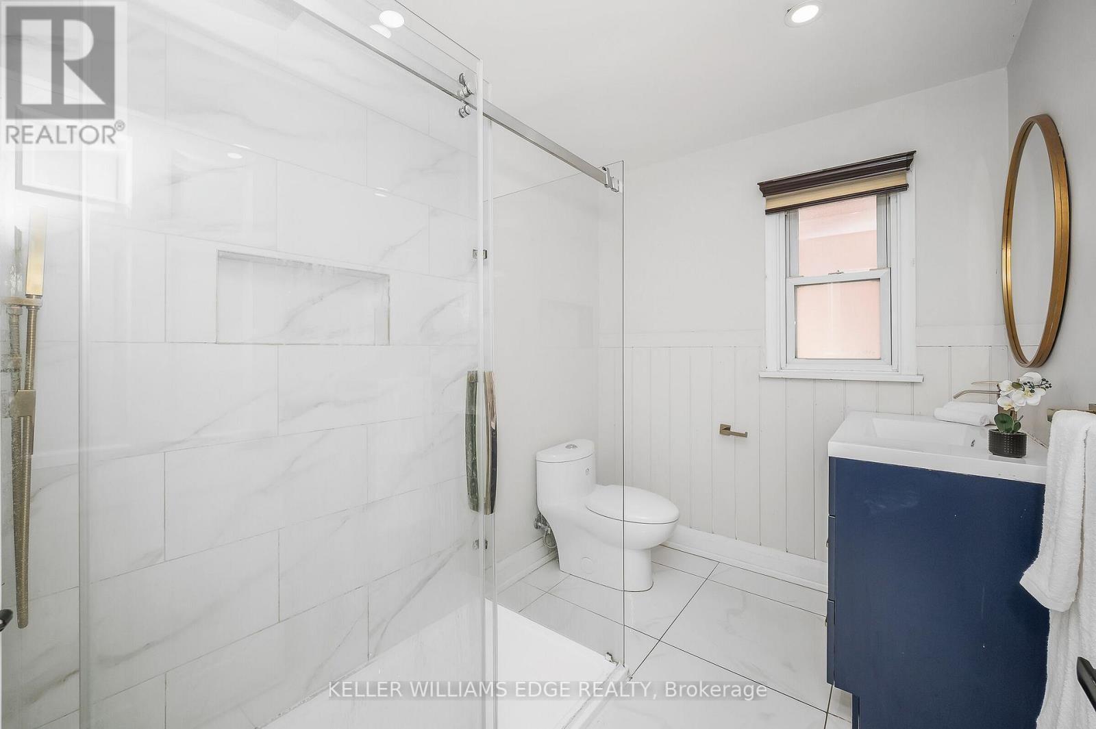 60 West 1St Street, Hamilton, ON - Indoor Photo Showing Bathroom