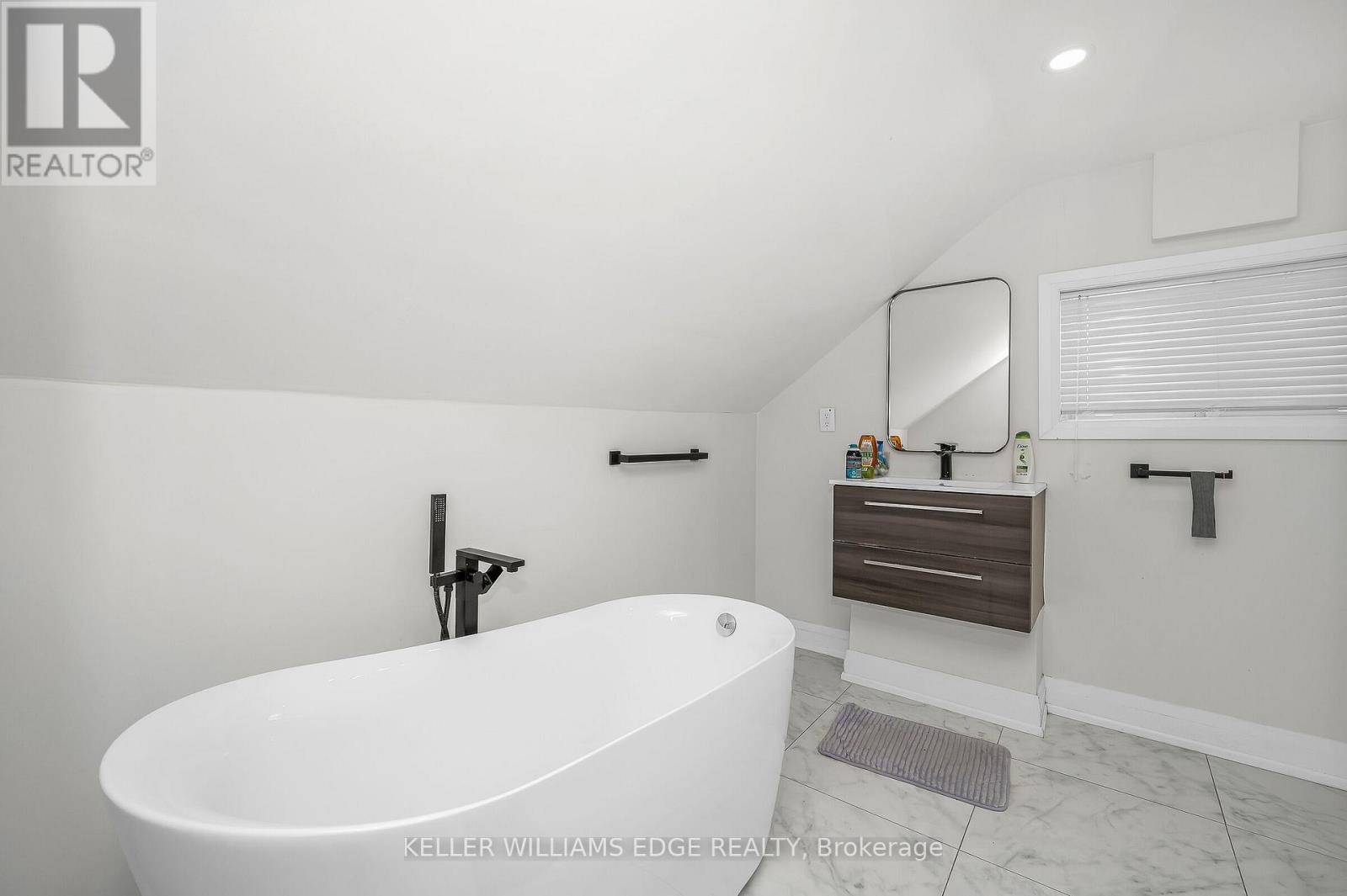 60 West 1St Street, Hamilton, ON - Indoor Photo Showing Bathroom
