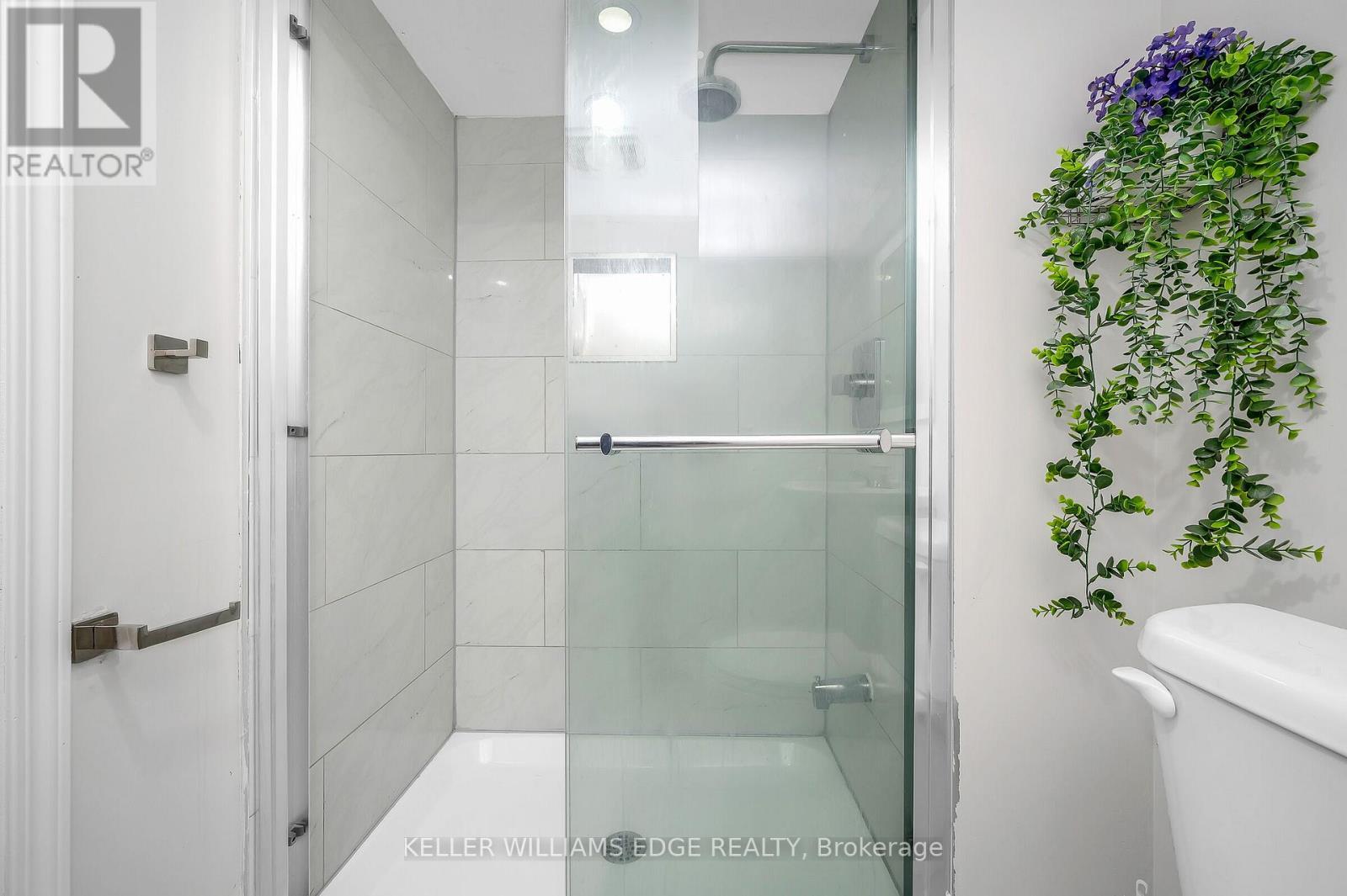 60 West 1St Street, Hamilton, ON - Indoor Photo Showing Bathroom