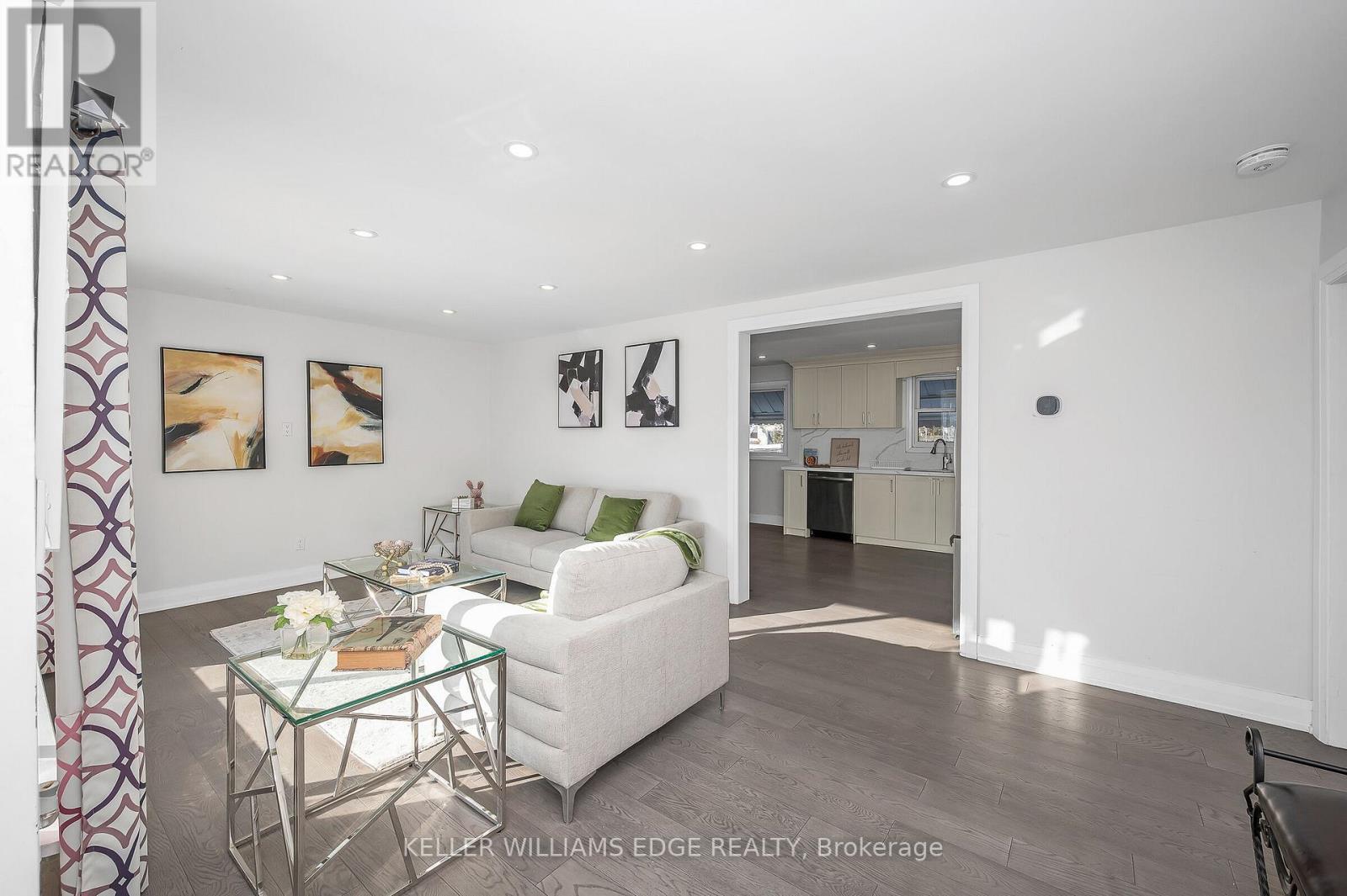 60 West 1St Street, Hamilton, ON - Indoor Photo Showing Living Room