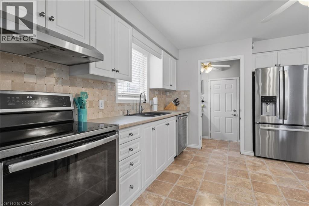 20 Endeavour Drive, Cambridge, ON - Indoor Photo Showing Kitchen With Double Sink