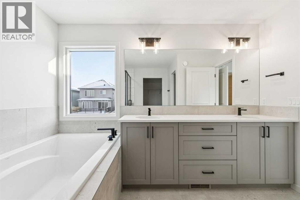 16 Calhoun Rise Ne, Calgary, AB - Indoor Photo Showing Bathroom