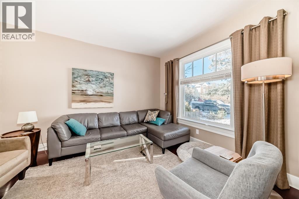 2125 36 Avenue Sw, Calgary, AB - Indoor Photo Showing Living Room