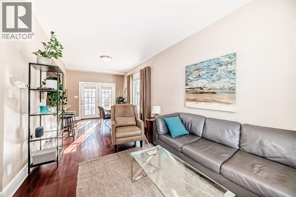 2125 36 Avenue Sw, Calgary, AB - Indoor Photo Showing Living Room