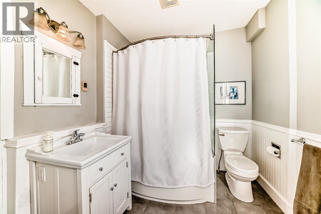 2125 36 Avenue Sw, Calgary, AB - Indoor Photo Showing Bathroom