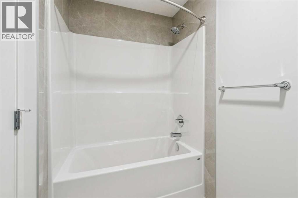 28 Calhoun Rise Ne, Calgary, AB - Indoor Photo Showing Bathroom